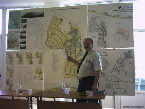 Соперников у стенда. Июль 2004 год